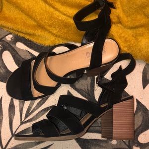 BLACK WEDGE LIKE HEEL